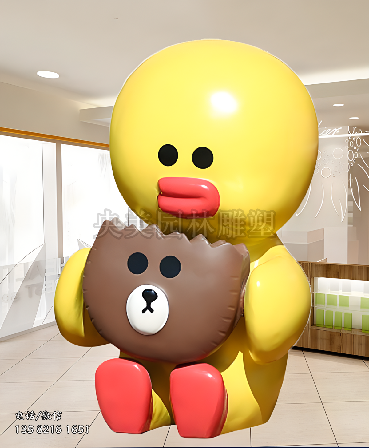 席地而坐抱抱枕的卡通小鸡雕塑