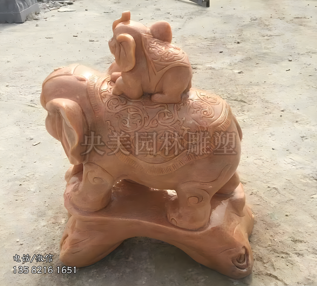 晚霞红赢博官网小象趴在大象背上的大象雕塑
