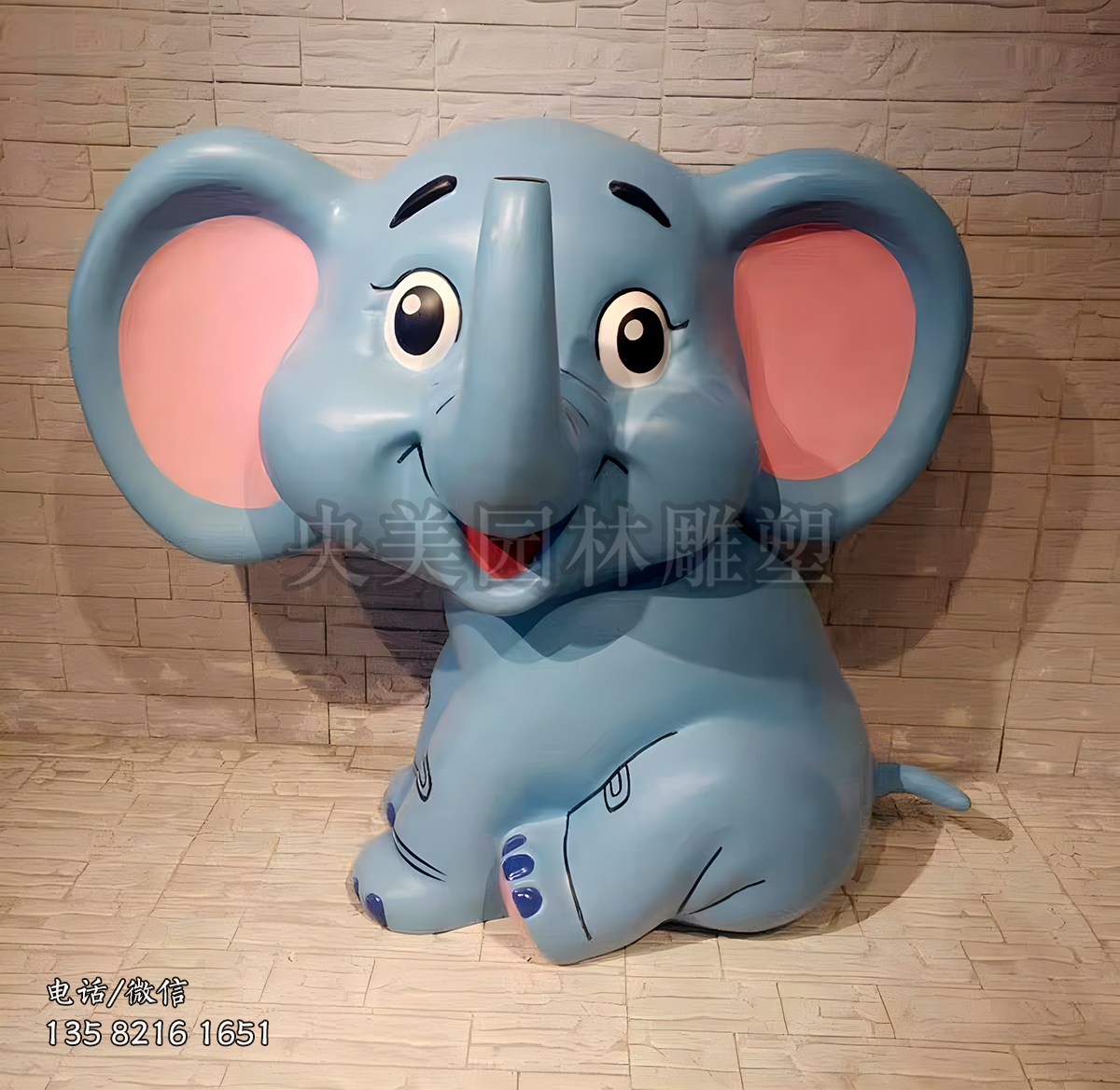 扭头微笑的卡通大象雕塑