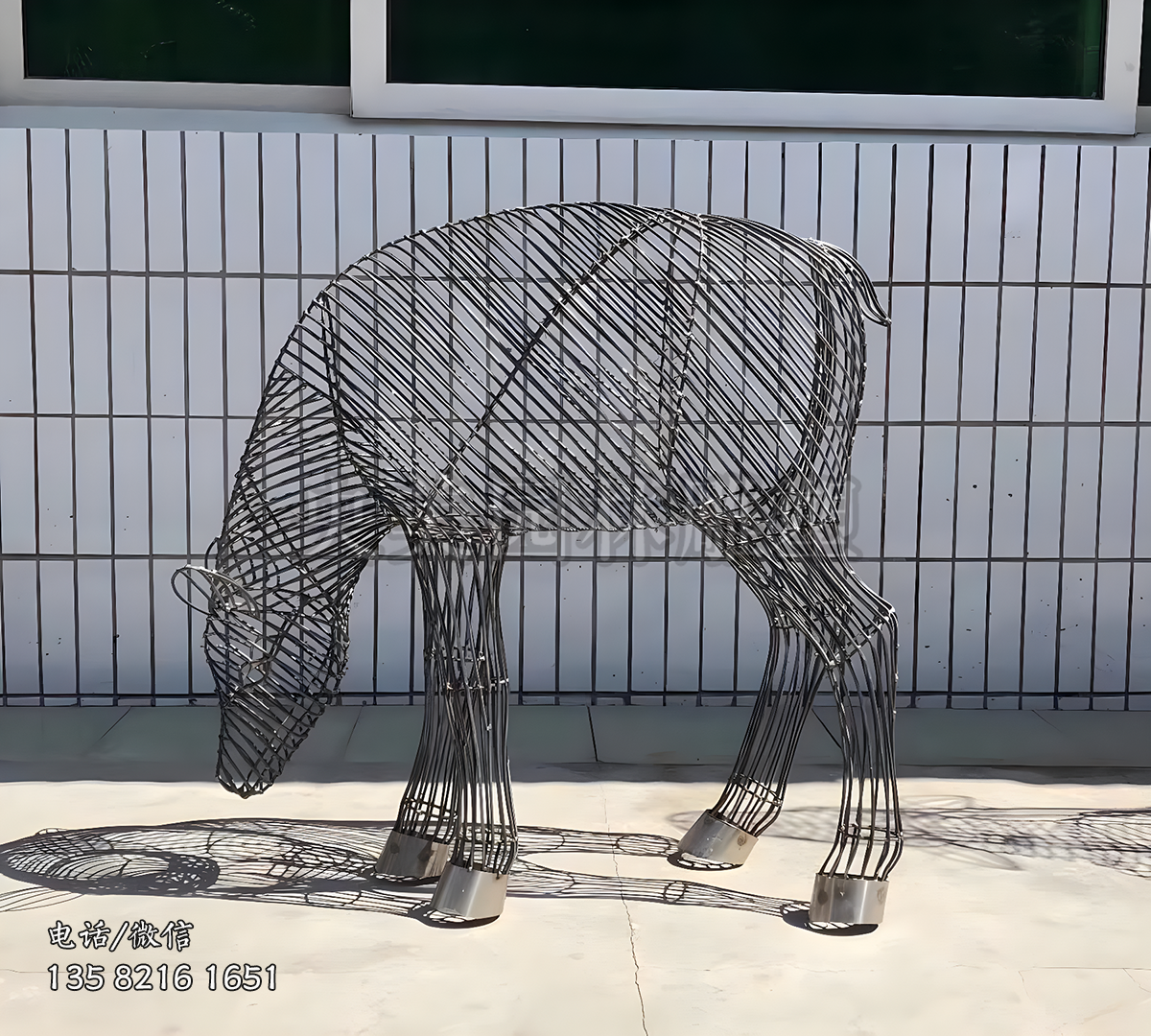 低头吃草的黑色网格编织鹿雕塑