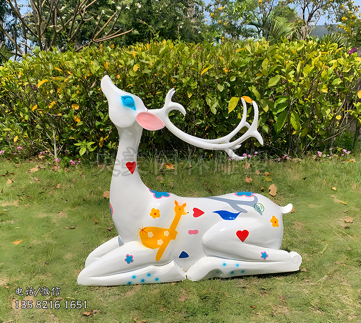 卧着的玻璃钢彩色公鹿梅花鹿雕塑