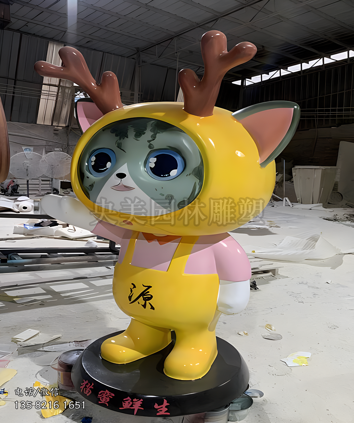 长鹿角的卡通猫雕塑