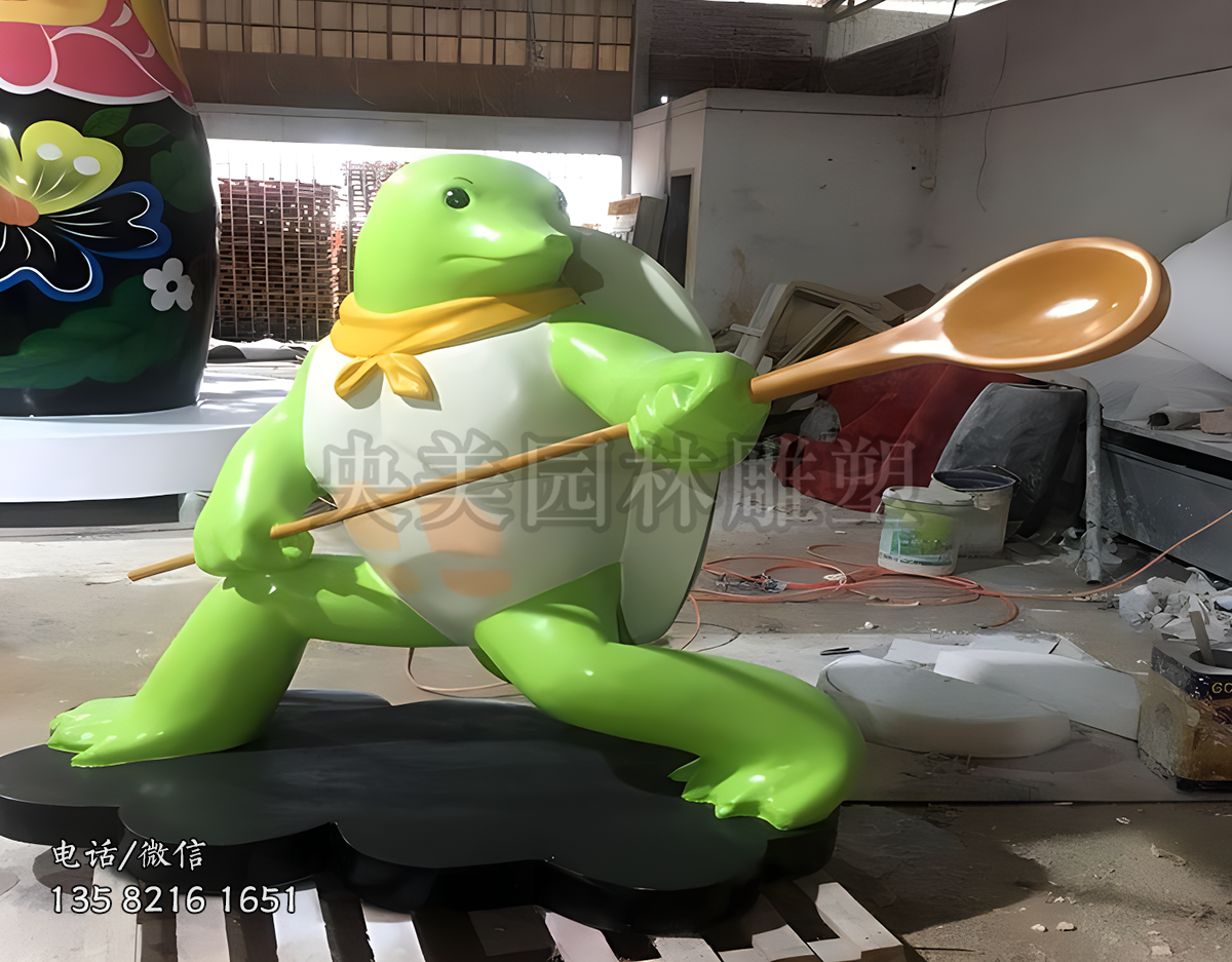 功夫龟，双手拿勺子的卡通乌龟造型雕塑