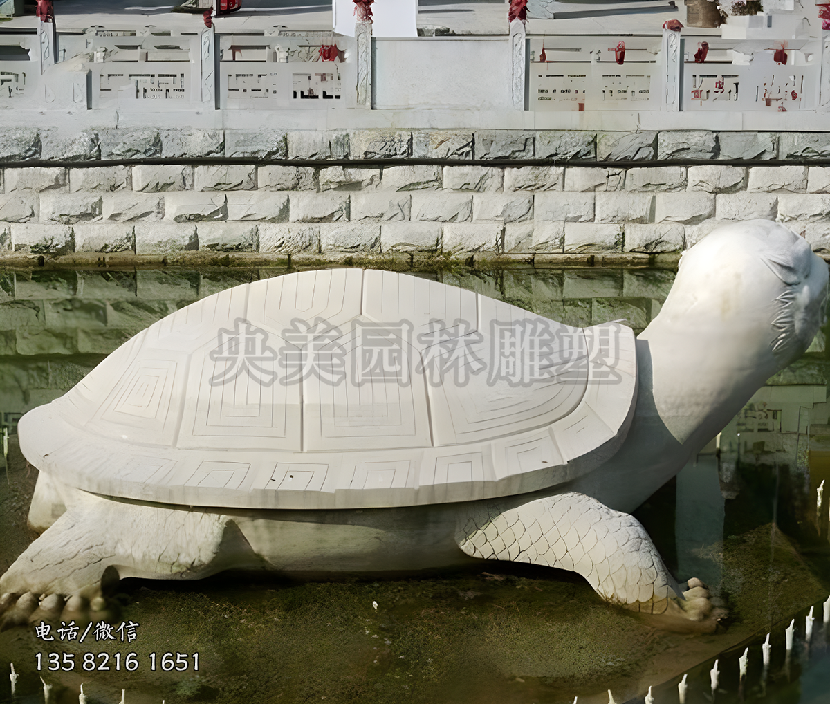 池塘里的赢博官网乌龟景观雕塑