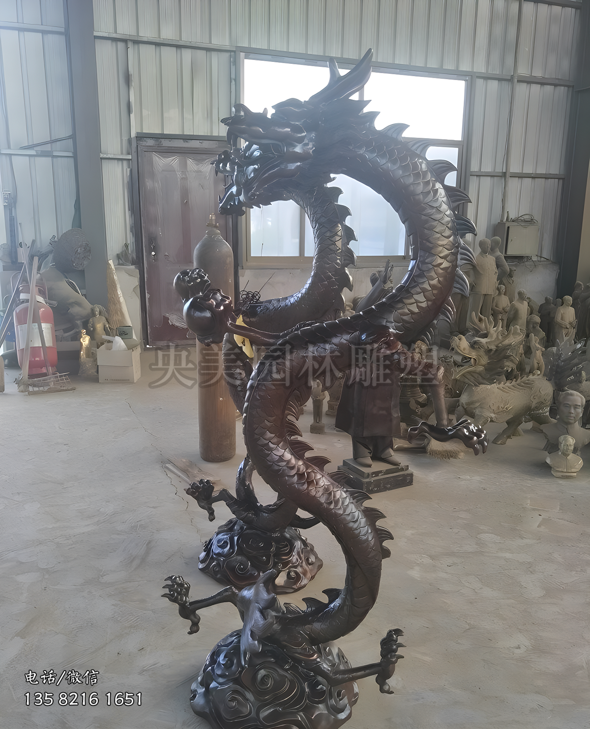 直立而起的铸铜龙雕塑