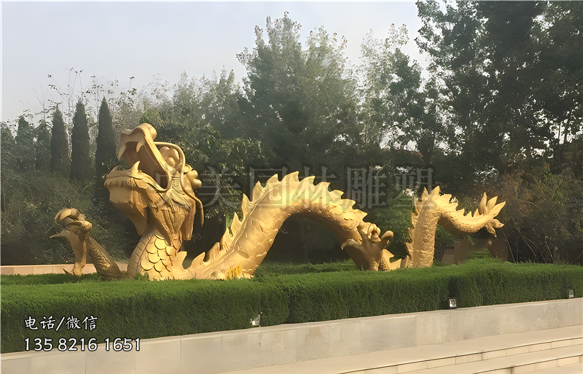 伏地前行的铜雕龙