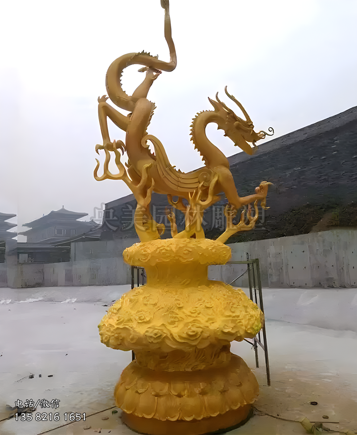 漆金龙雕塑
