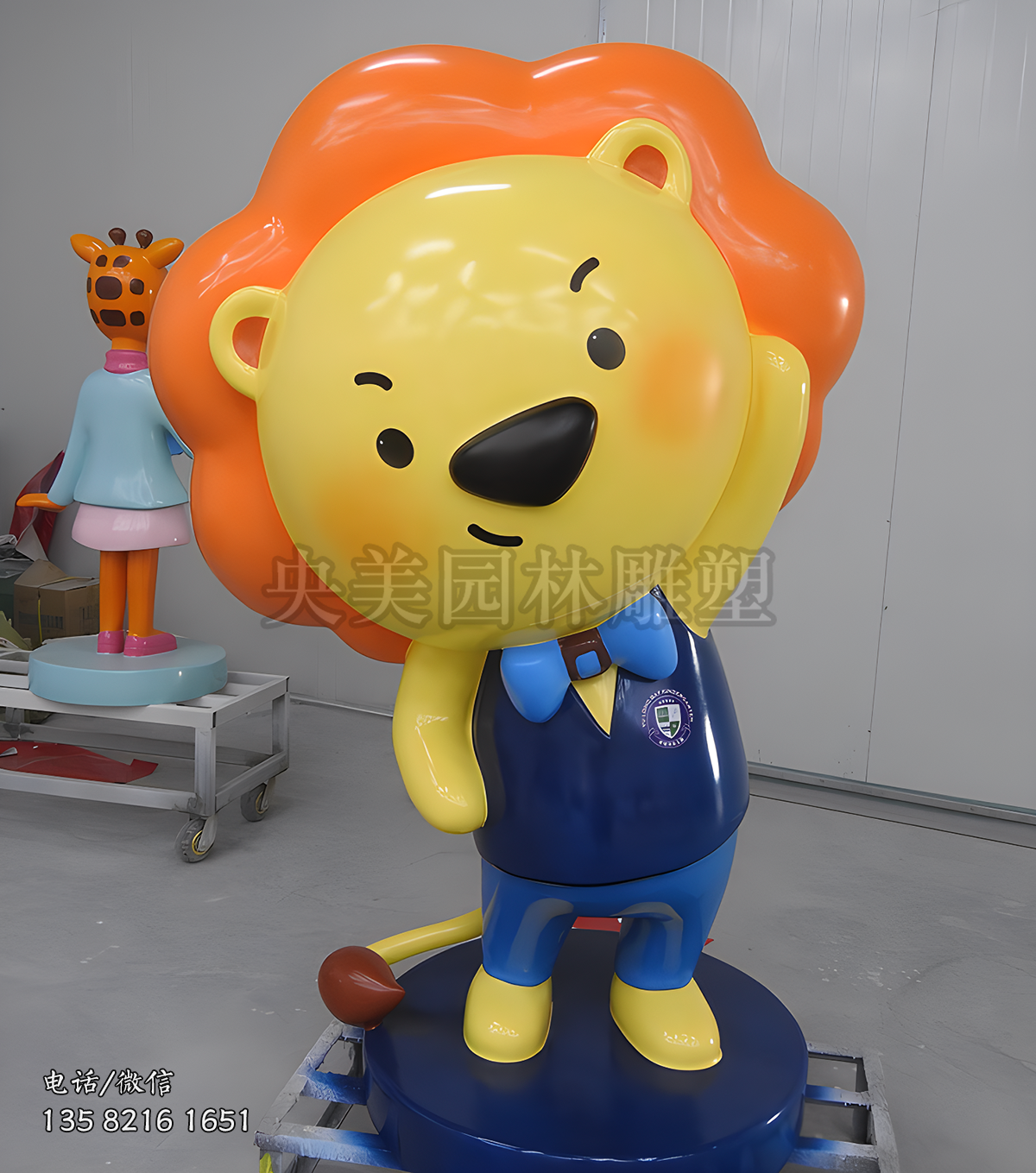 弯头挠头的卡通狮子雕塑造型
