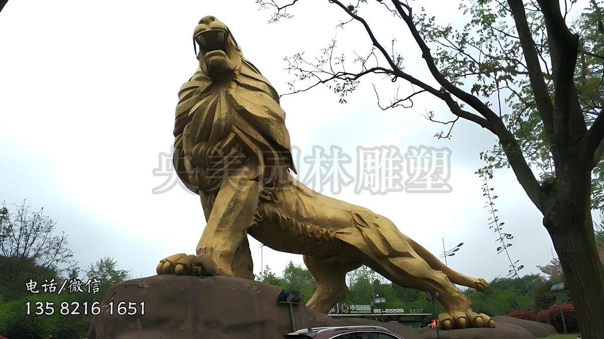 登高嘶鸣的威武铜狮子