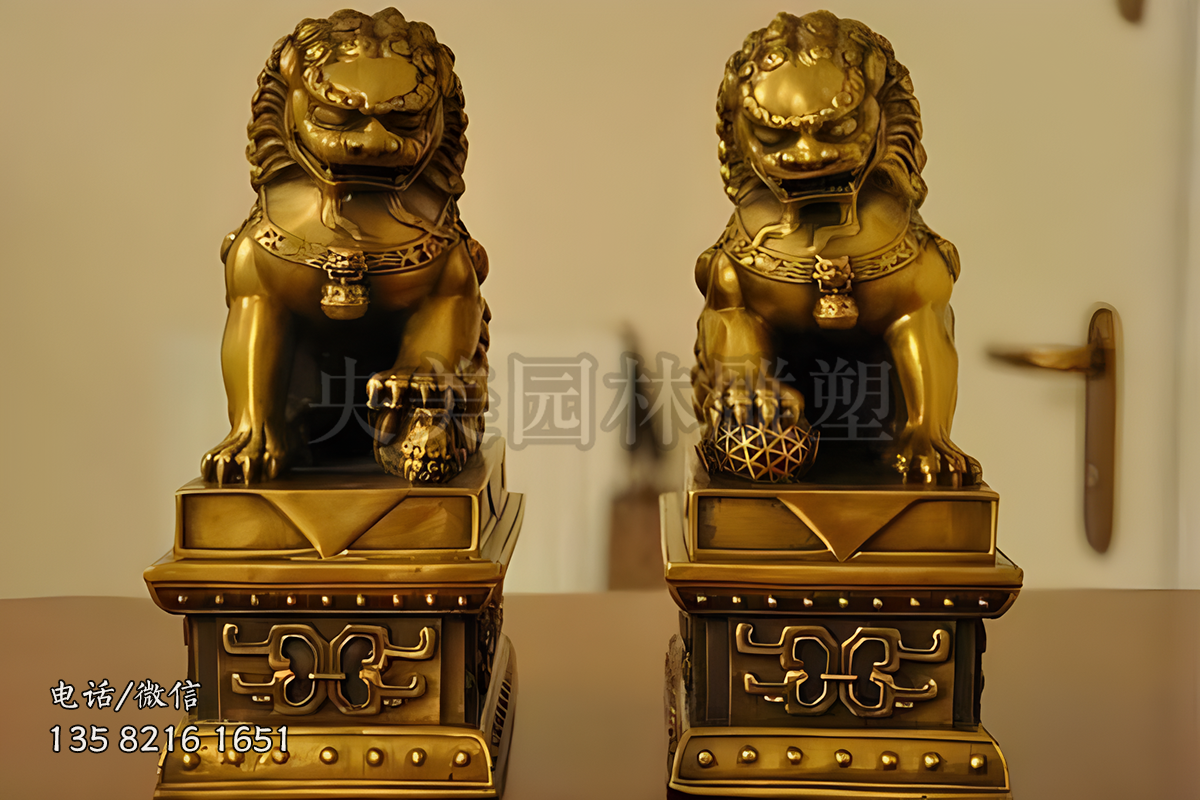 金色北京狮子铜雕