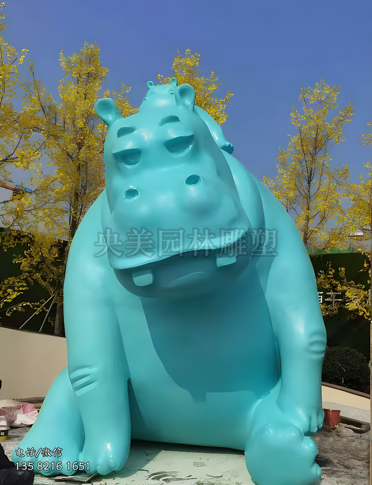 席地而坐的玻璃钢卡通河马造型雕塑