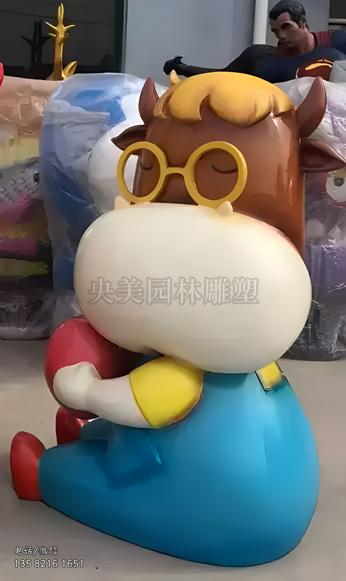 戴眼镜的玻璃钢卡通牛雕塑