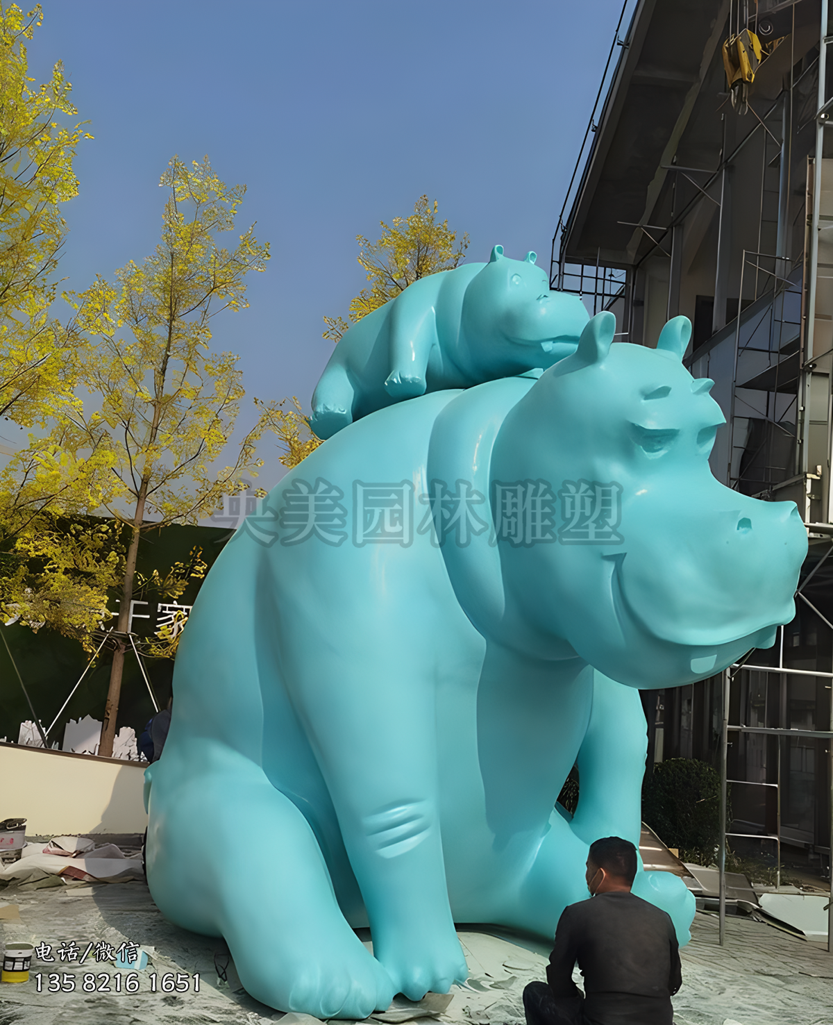 背驮一只小河马的河马造型雕塑