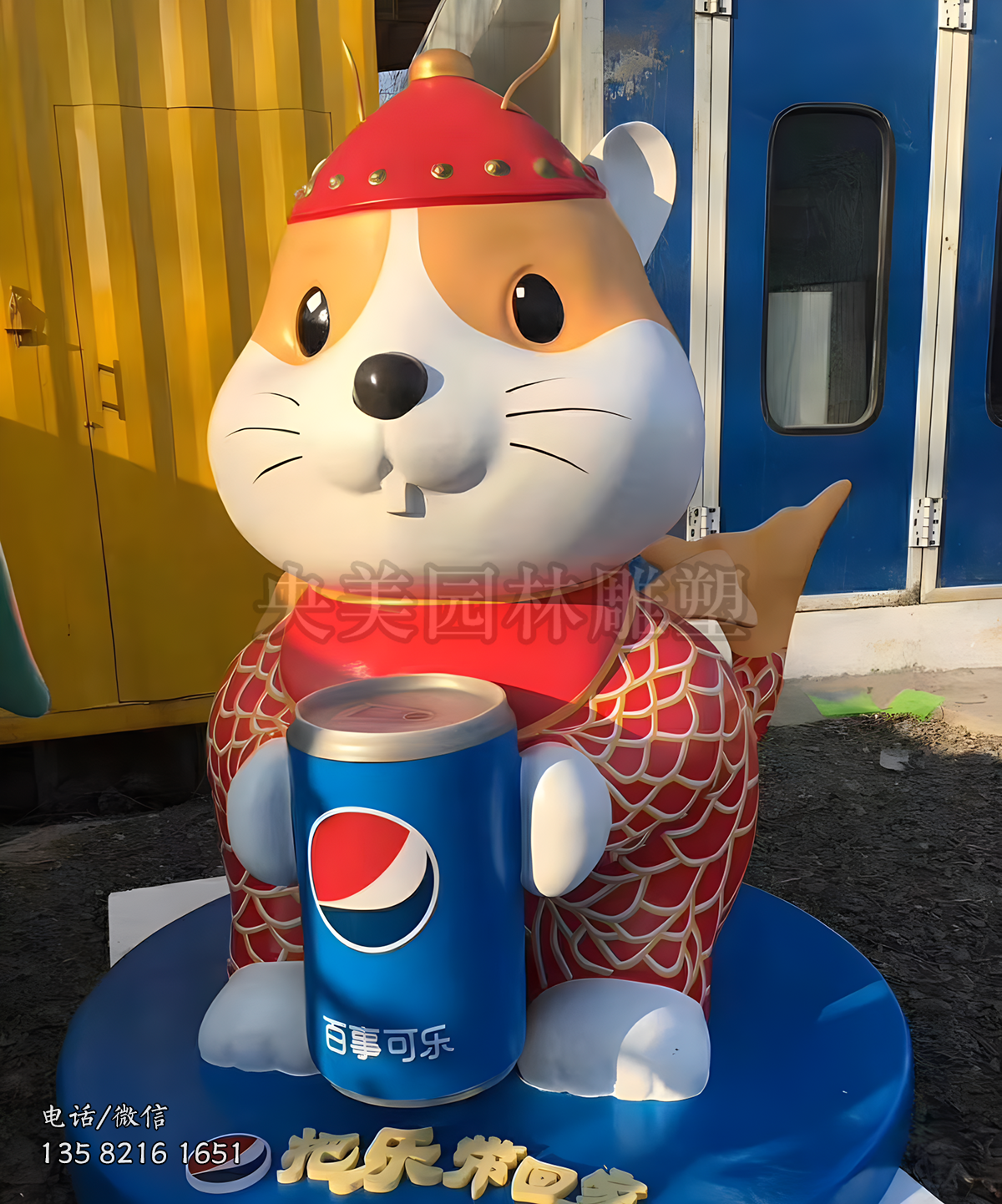 捧着可乐的卡通松鼠雕塑