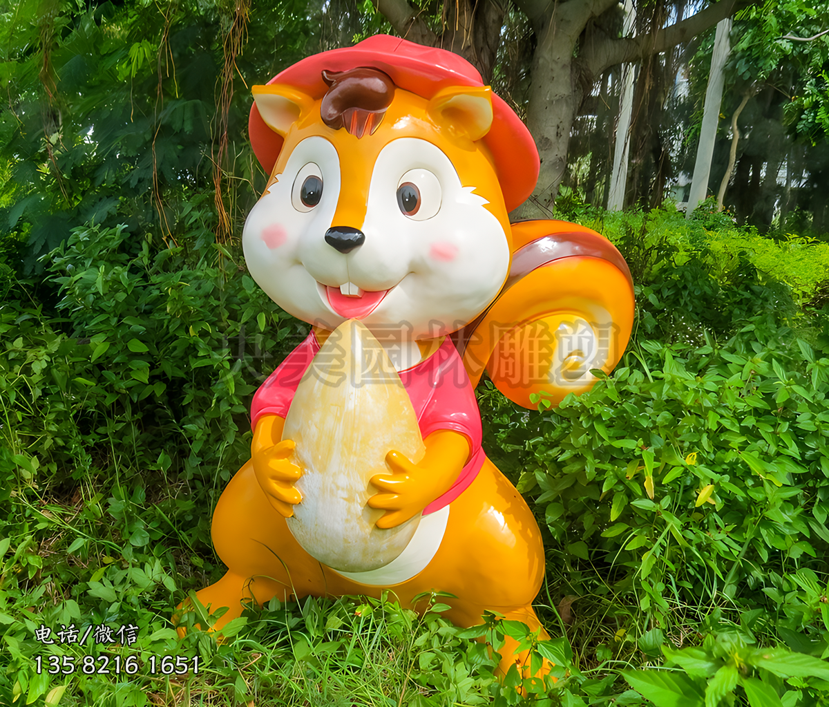 手捧榛子的玻璃钢卡通松鼠雕塑