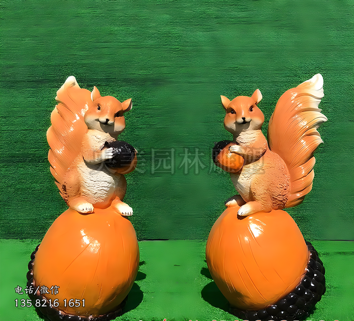 站立在松果上的玻璃钢仿真松鼠雕塑