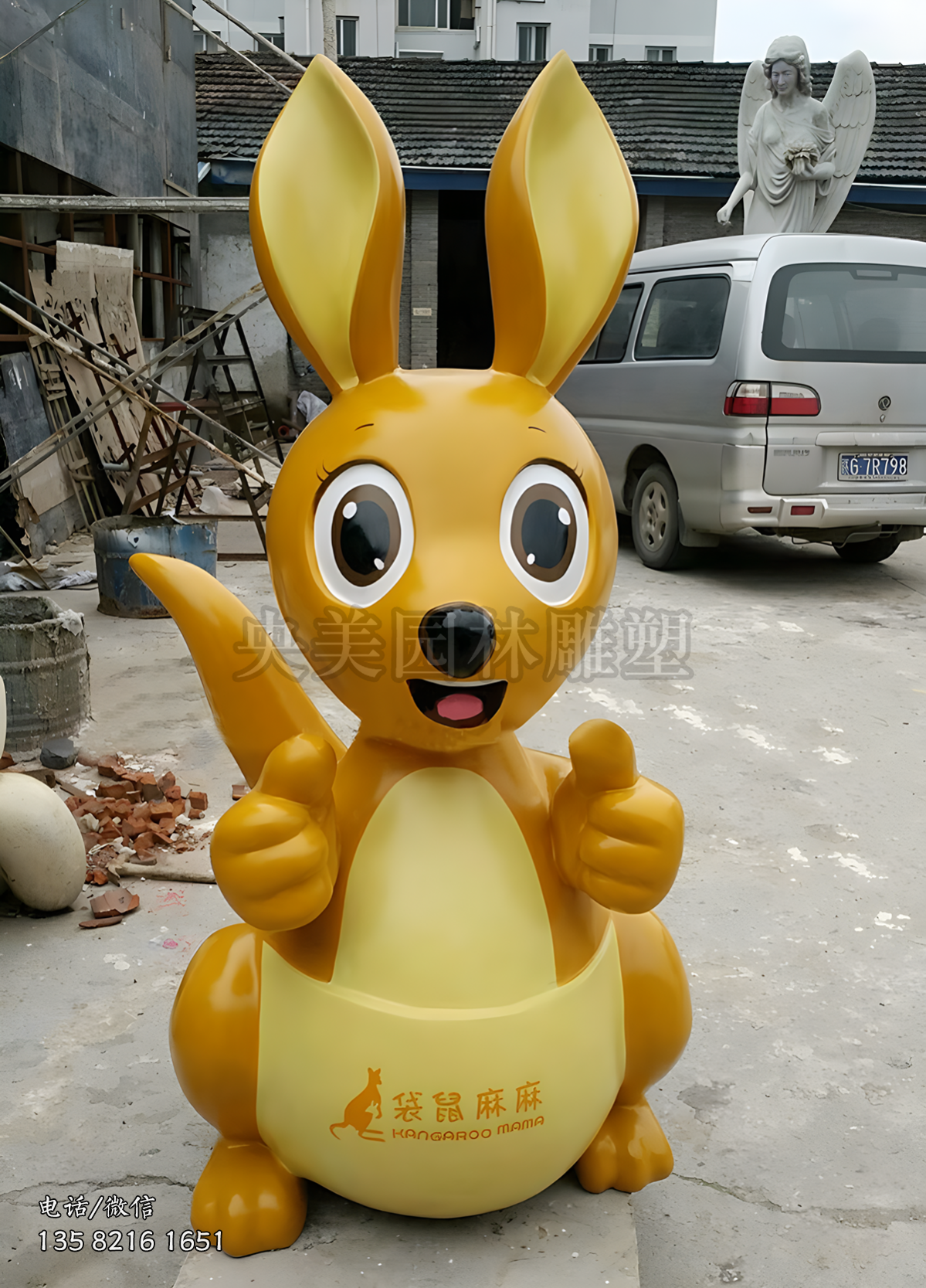 竖大拇指的玻璃钢卡通袋鼠雕塑造型