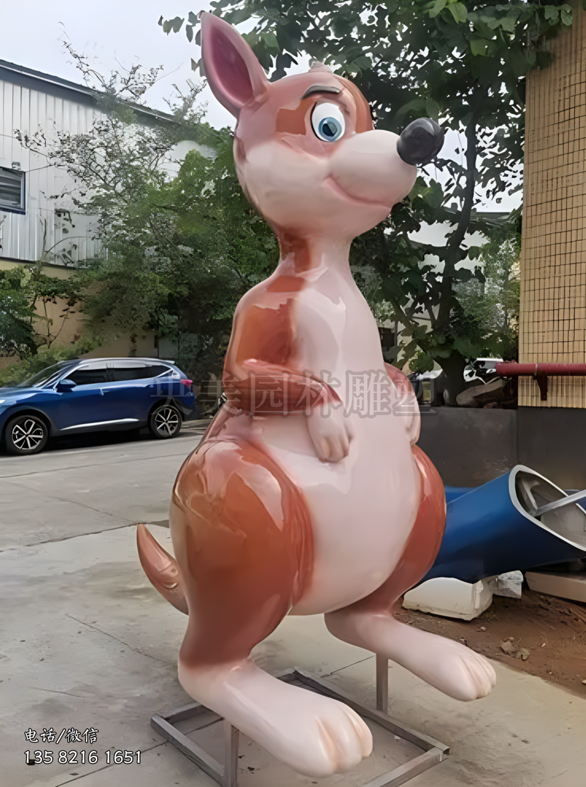 玻璃钢彩绘卡通袋鼠造型雕塑