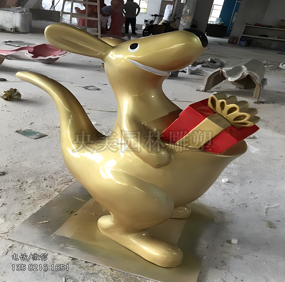 送礼的袋鼠卡通雕塑