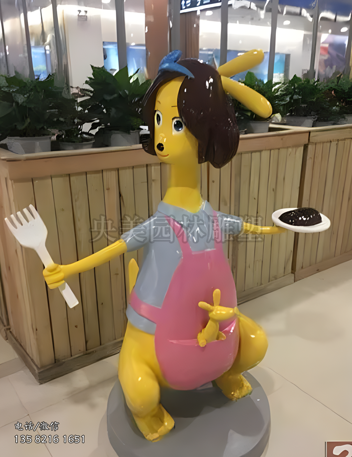 做饭的卡通袋鼠妈妈雕塑