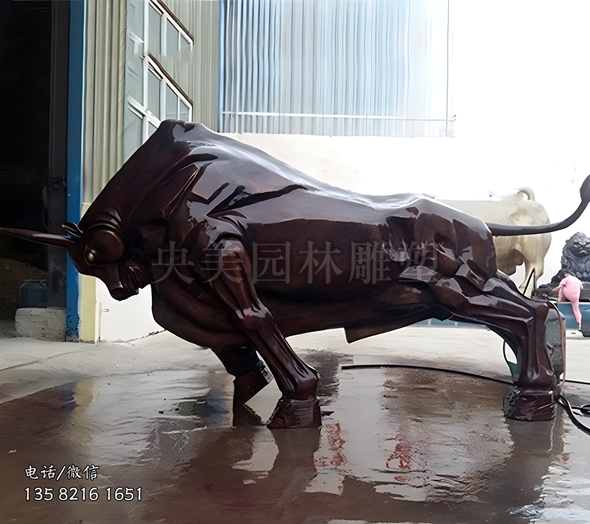 铸铜开拓牛雕塑