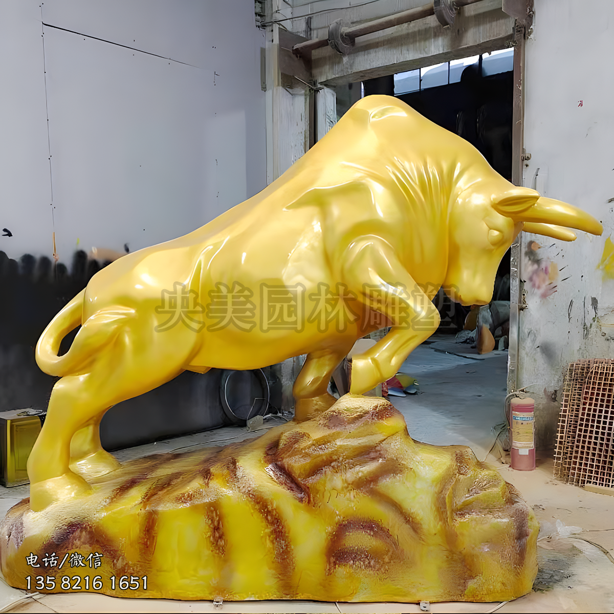 玻璃钢喷金漆开荒牛雕塑