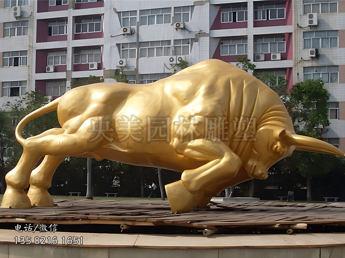 金色铸铜开荒牛雕塑