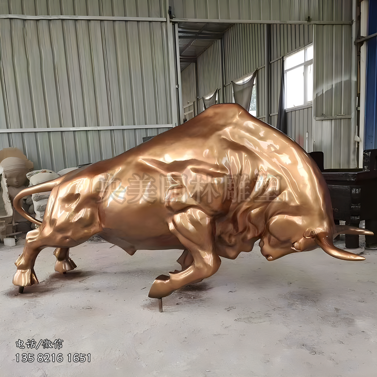 金色开荒牛玻璃钢雕塑