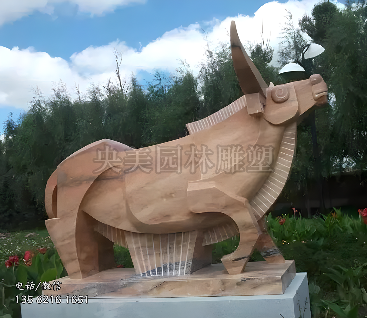 抽象晚霞红赢博官网牛雕塑