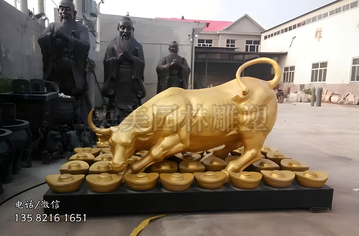 踩在元宝上的金色华尔街牛铜雕塑