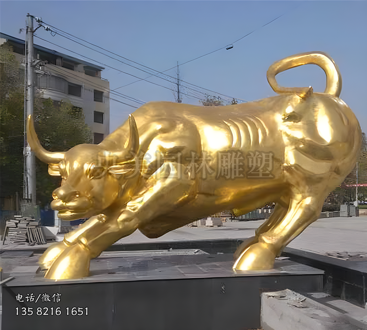 金色的华尔街铜牛雕塑
