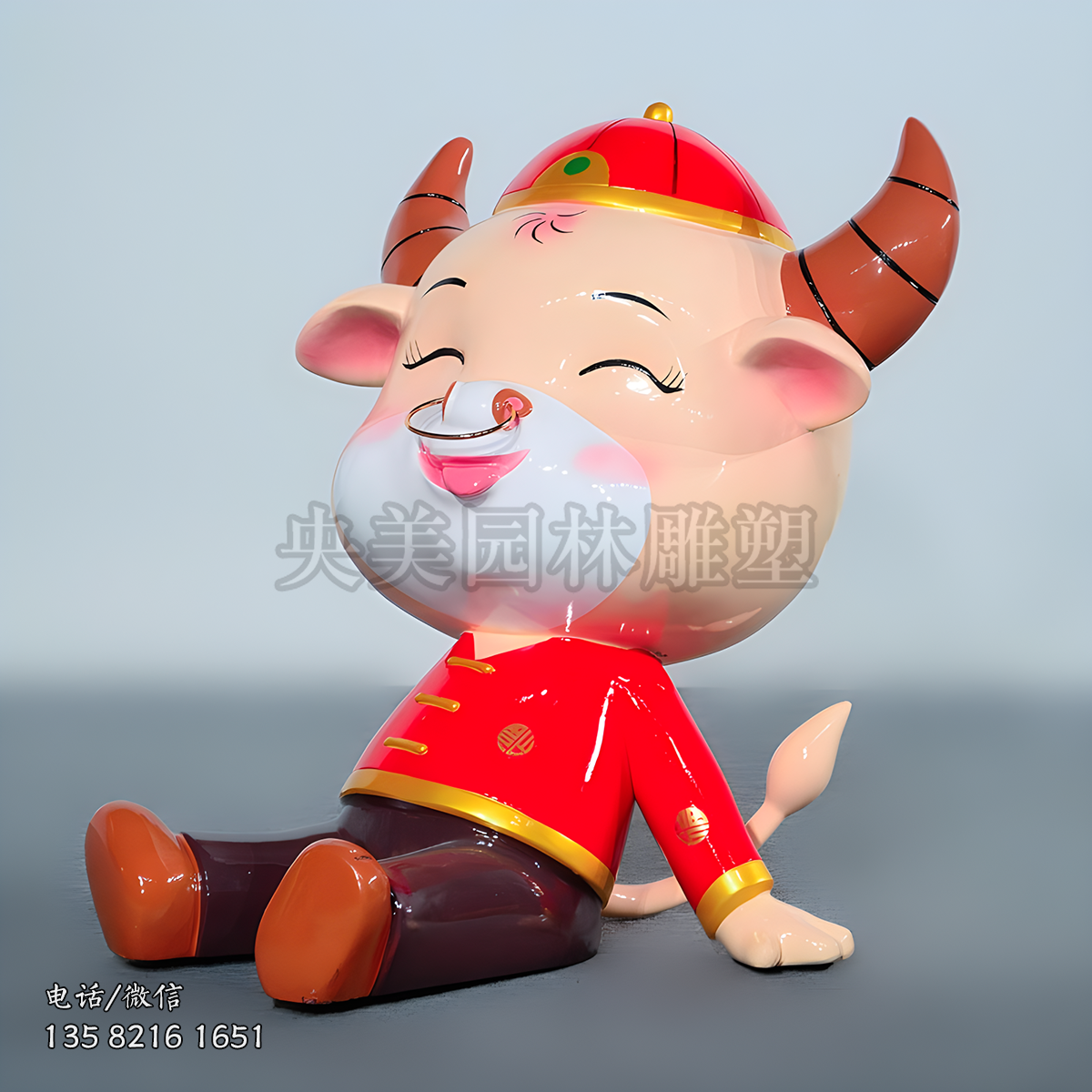坐地上的玻璃钢卡通小牛雕塑