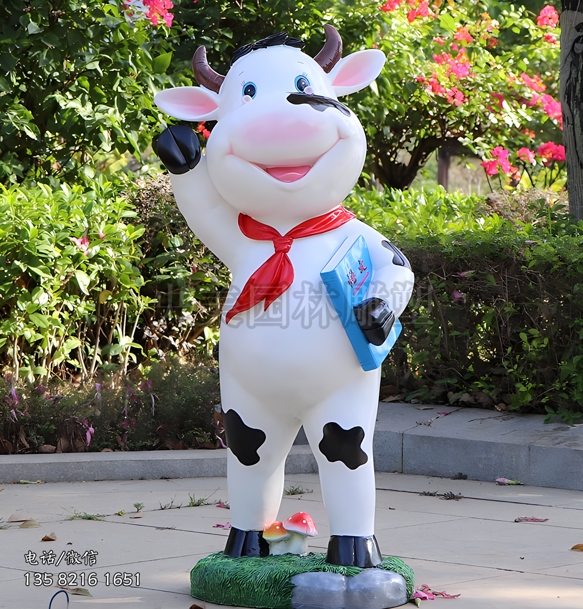 系红领巾抱着书的卡通小奶牛雕塑
