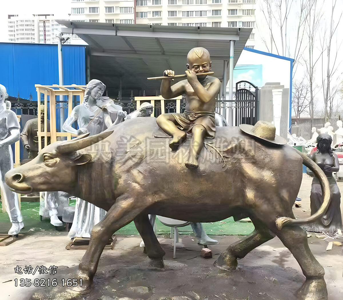 黄铜色牧童骑牛雕塑