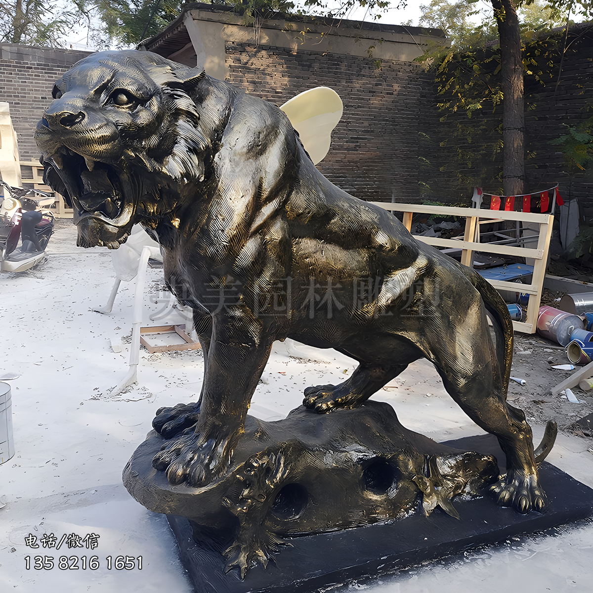 登高嘶鸣的玻璃钢仿铜老虎雕塑