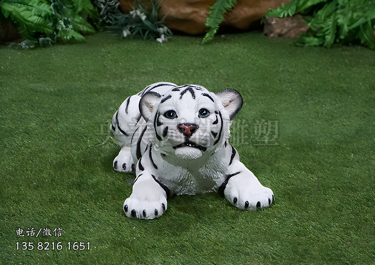 黑白相间的仿真小老虎雕塑