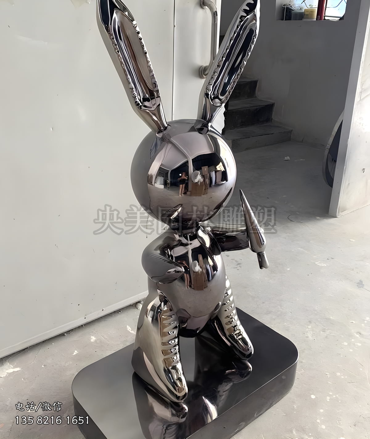 吃胡萝卜的镜面不锈钢兔子雕塑
