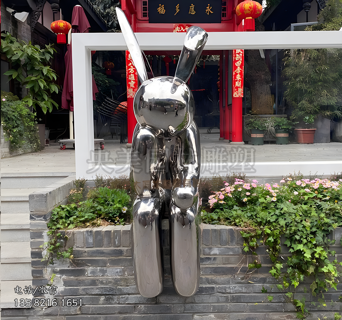 双脚下垂坐在高处的镜面不锈钢兔子雕塑