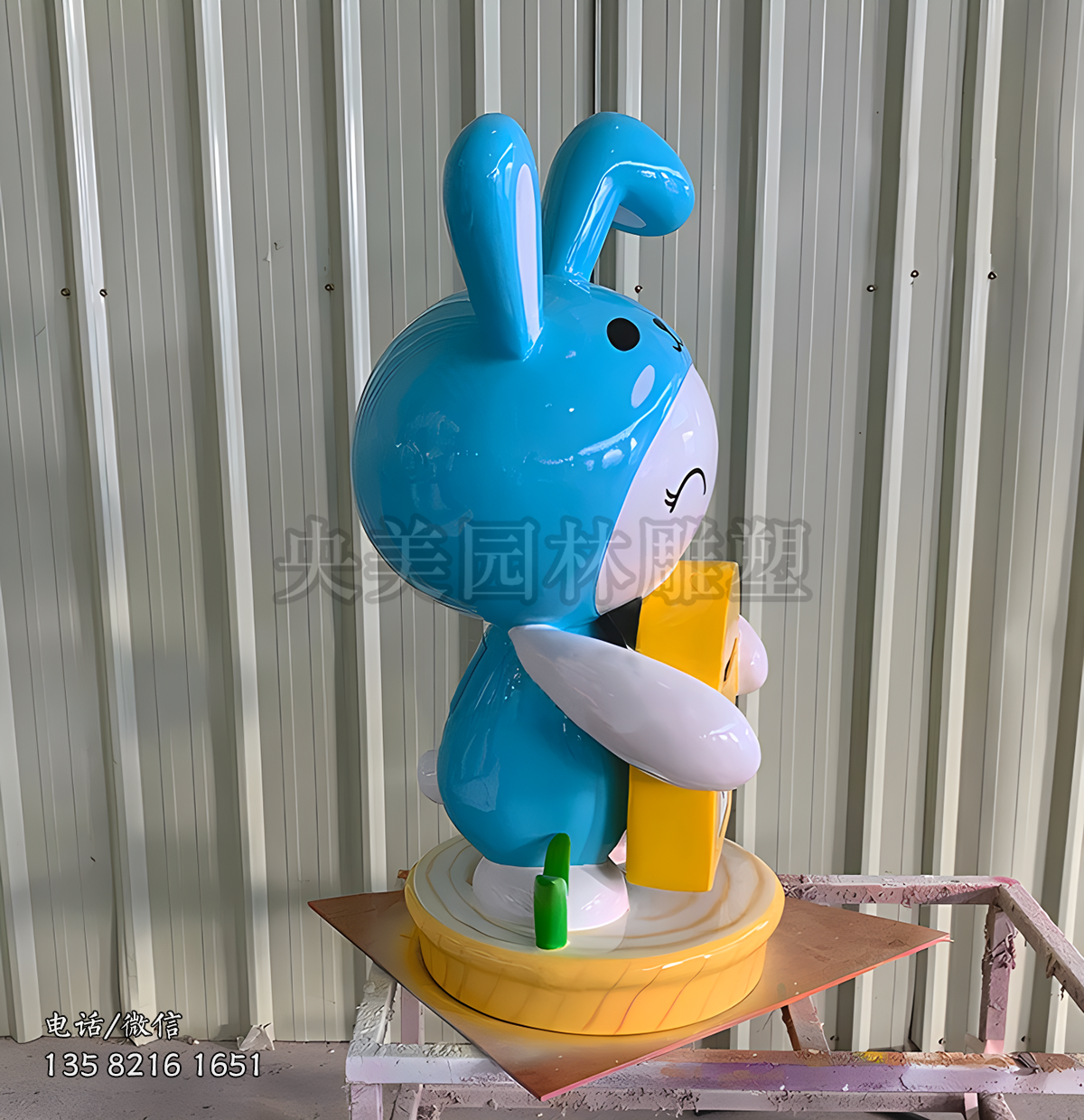 蓝色玻璃钢卡通兔子雕塑