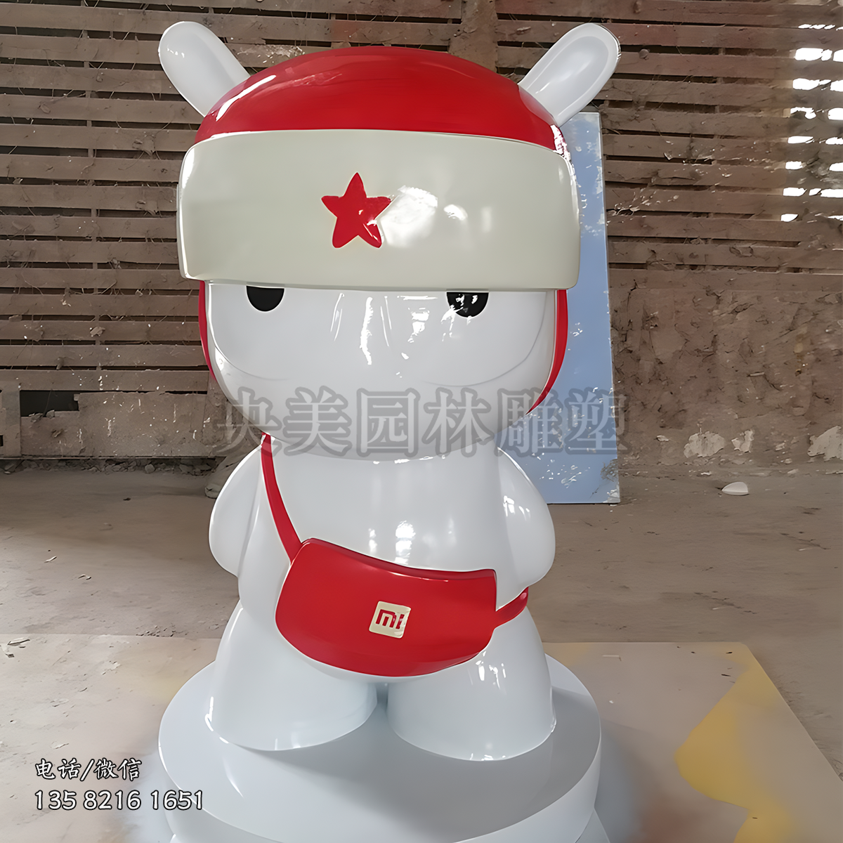戴红帽的卡通兔子雕塑造型