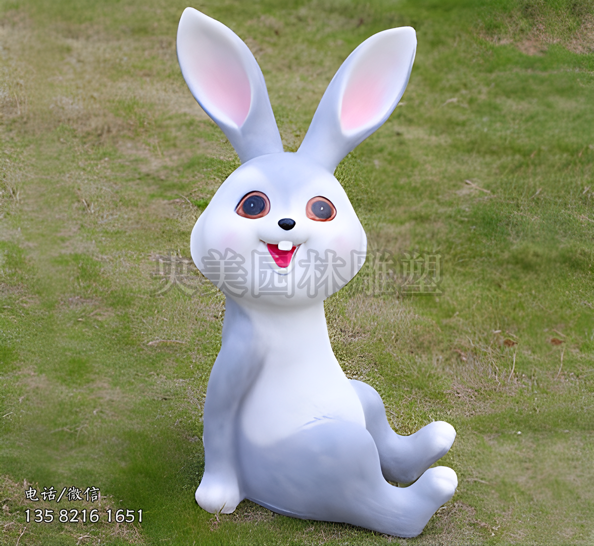 蓝色坐地卡通兔子雕塑