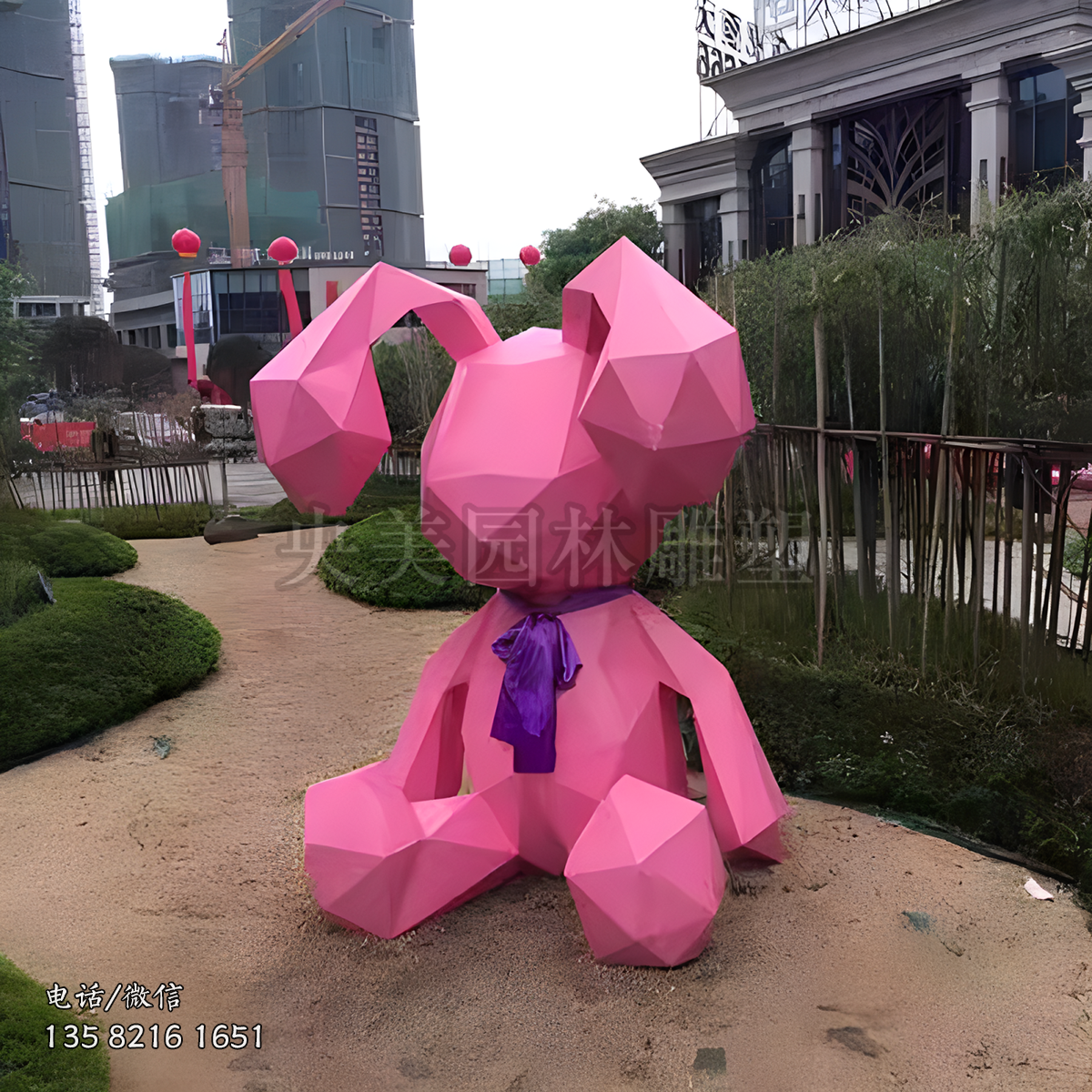 坐地上的不锈钢几何型兔子雕塑