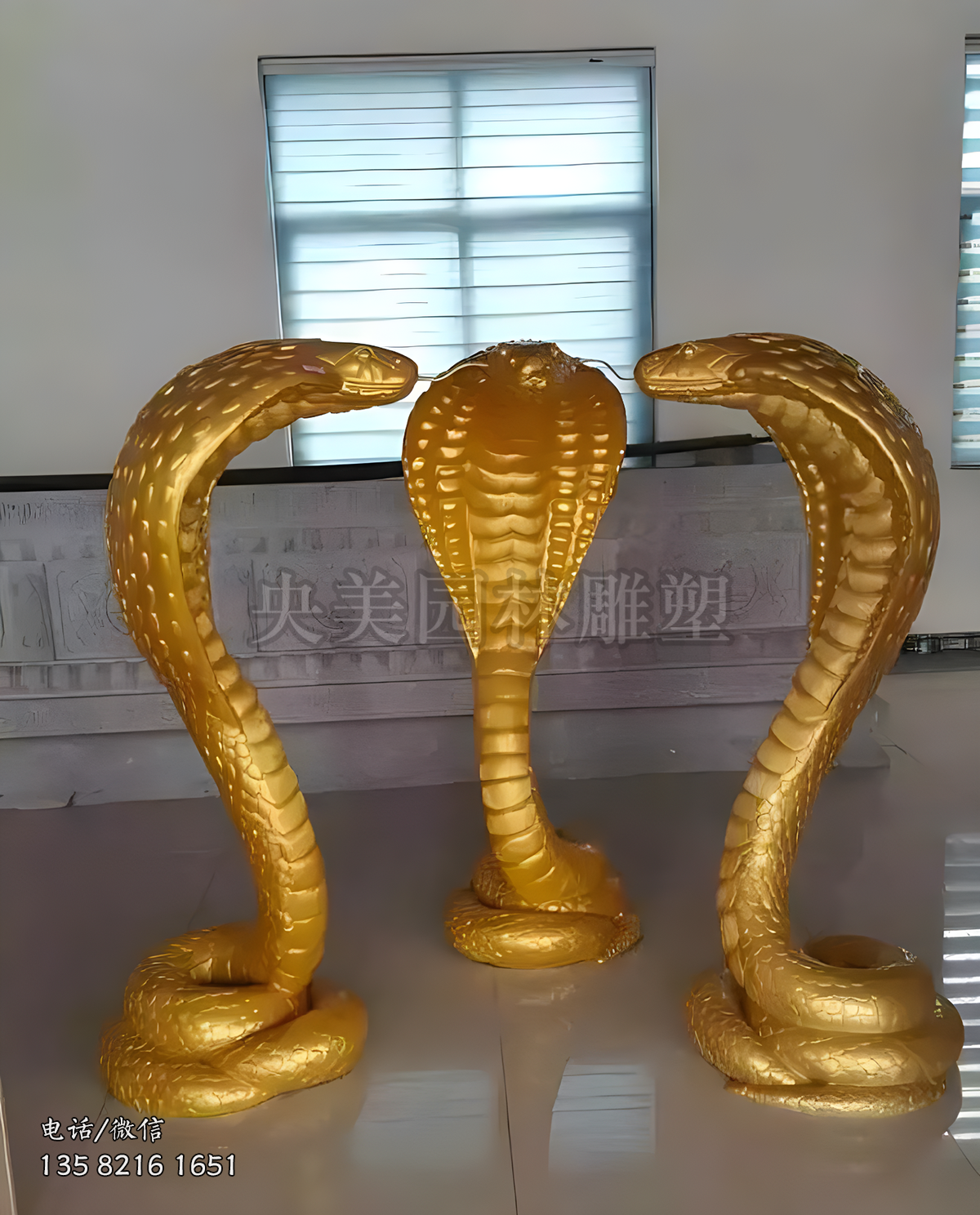 金色铸铜蛇雕塑