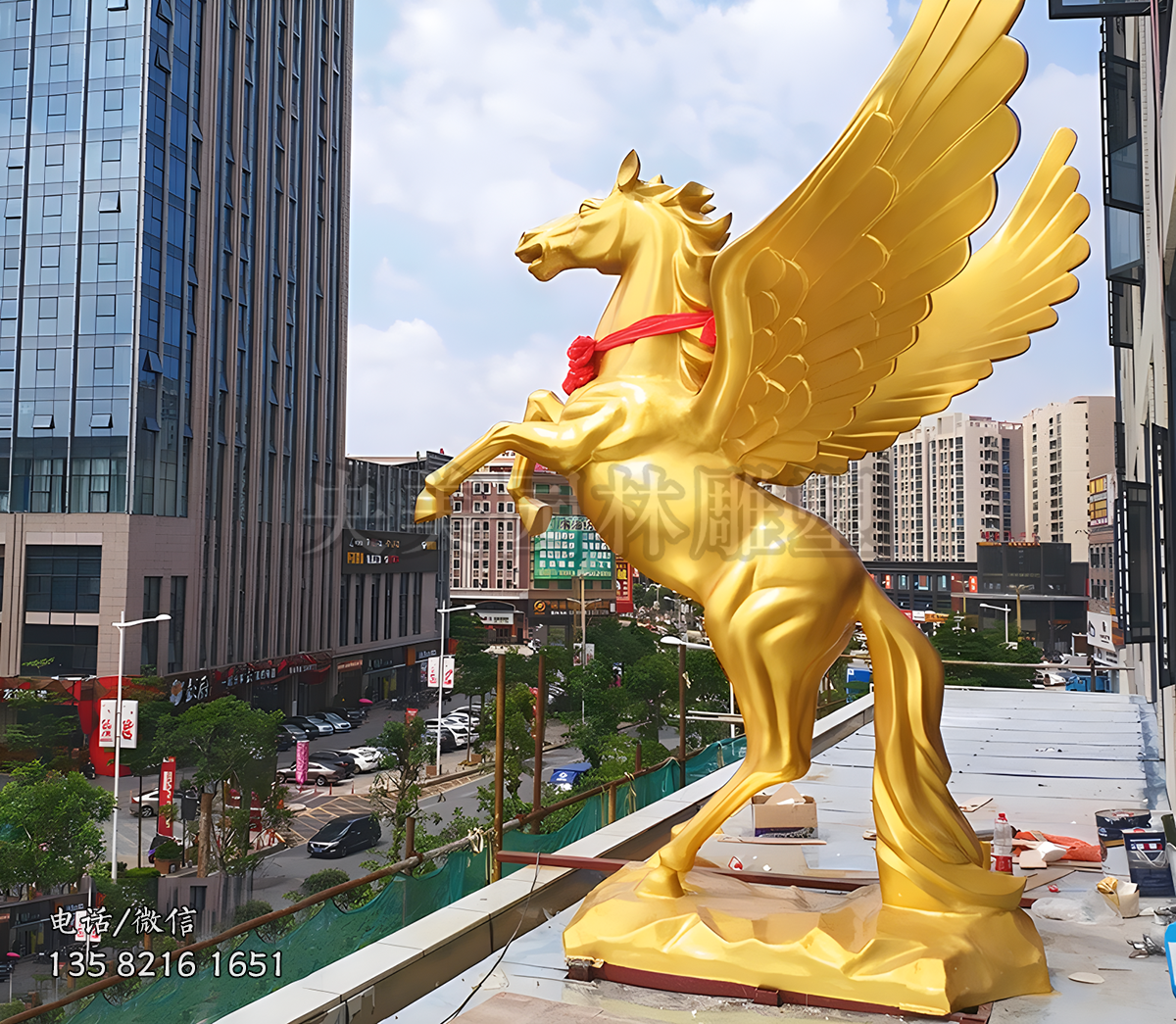 玻璃钢喷金飞马景观雕塑