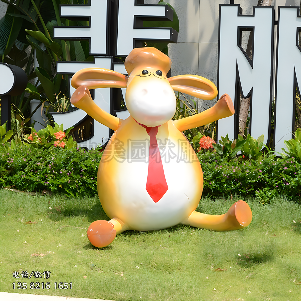 玻璃钢卡通肖恩羊雕塑