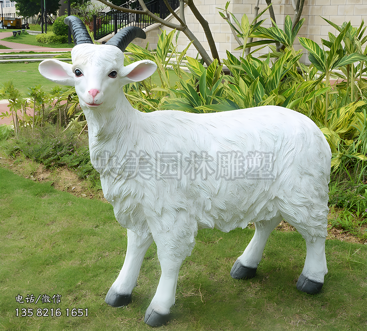 白色玻璃钢仿真山羊雕塑