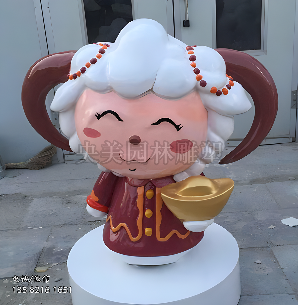 手托元宝的卡通小羊雕塑