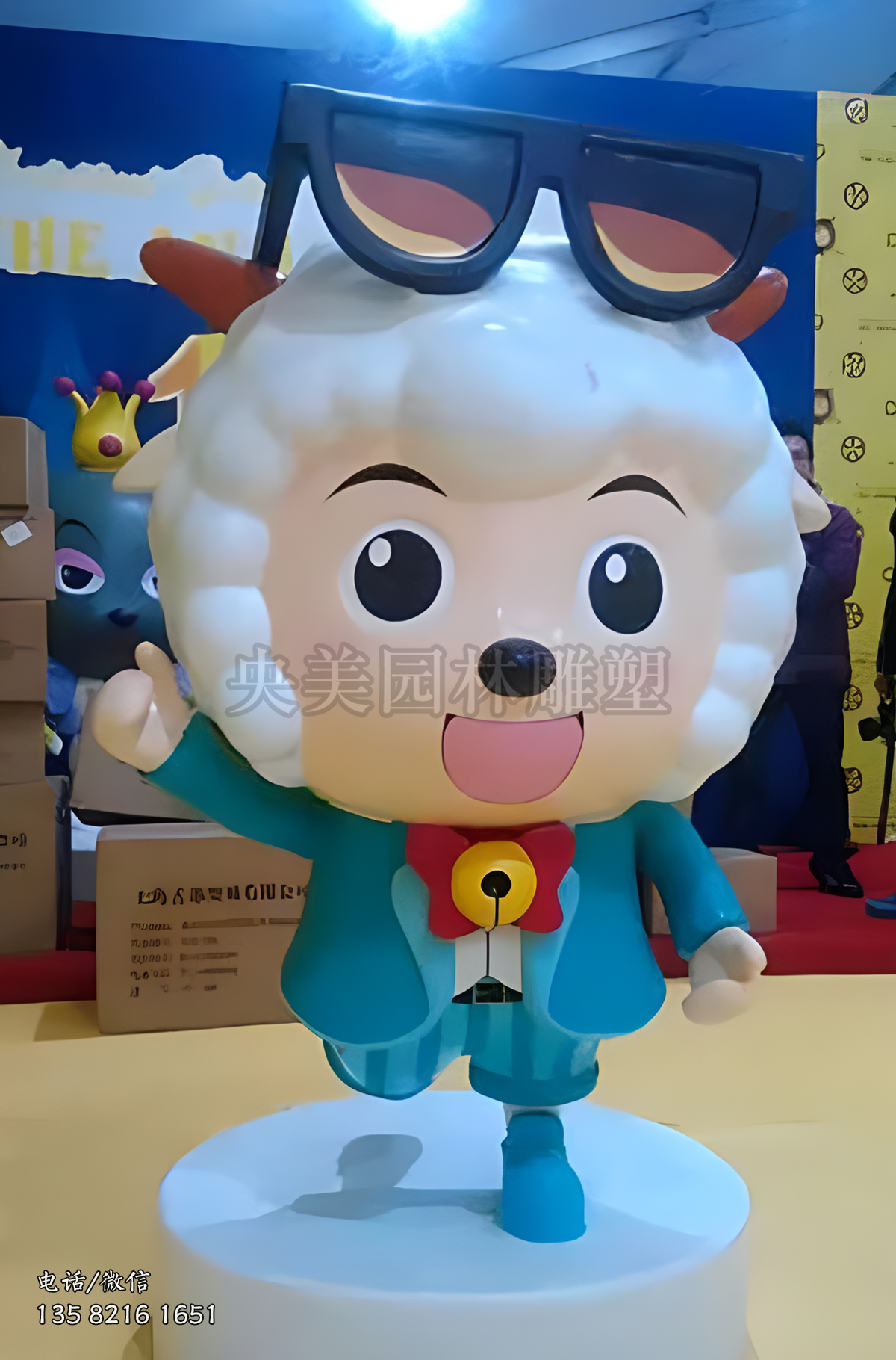 头戴眼镜身着西服的喜羊羊雕塑