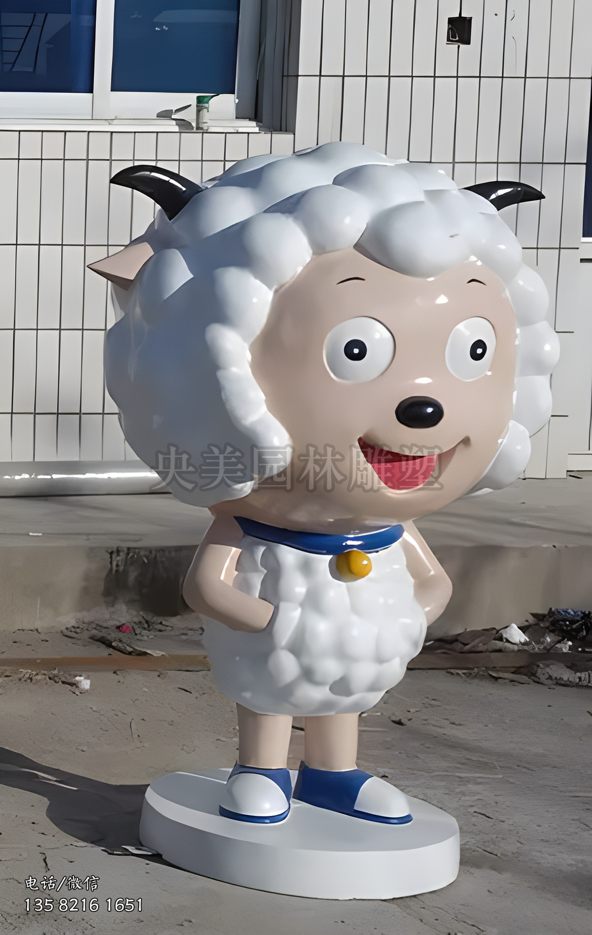 双手插兜的喜羊羊雕塑