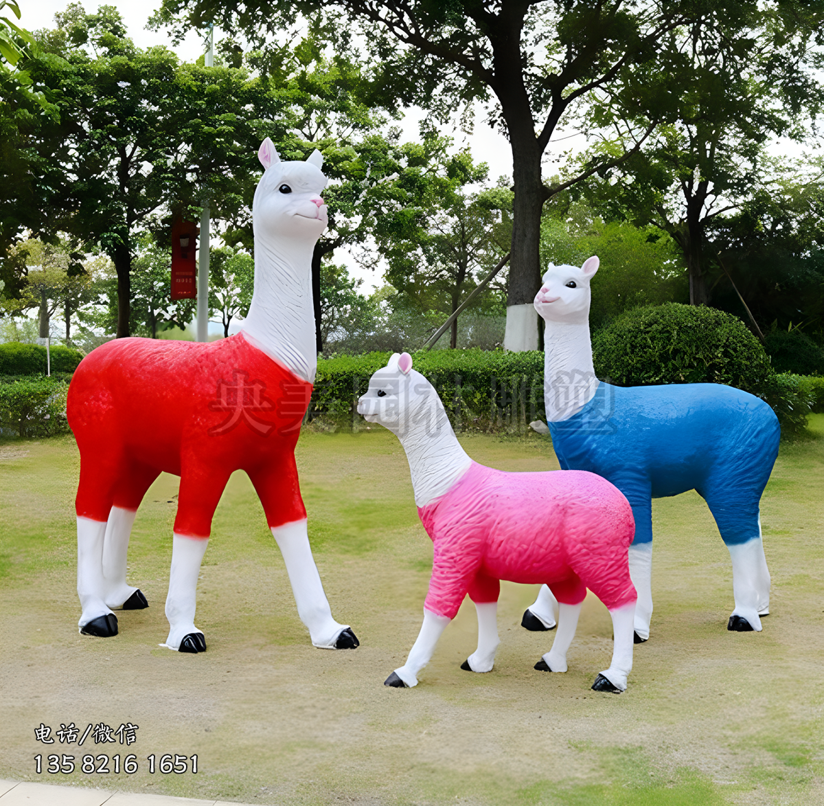 彩绘玻璃钢羊驼雕塑